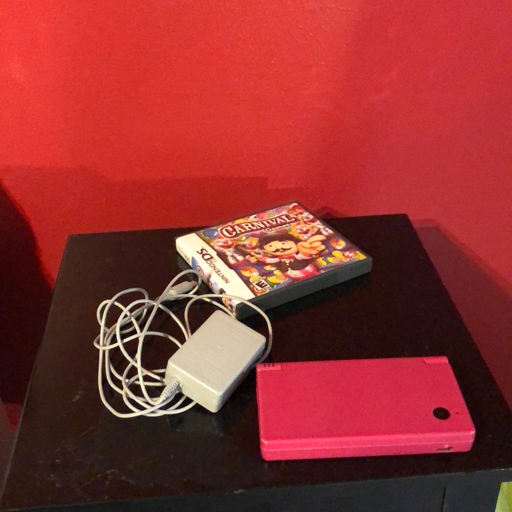 Nintendo DSI w/ charger and game!